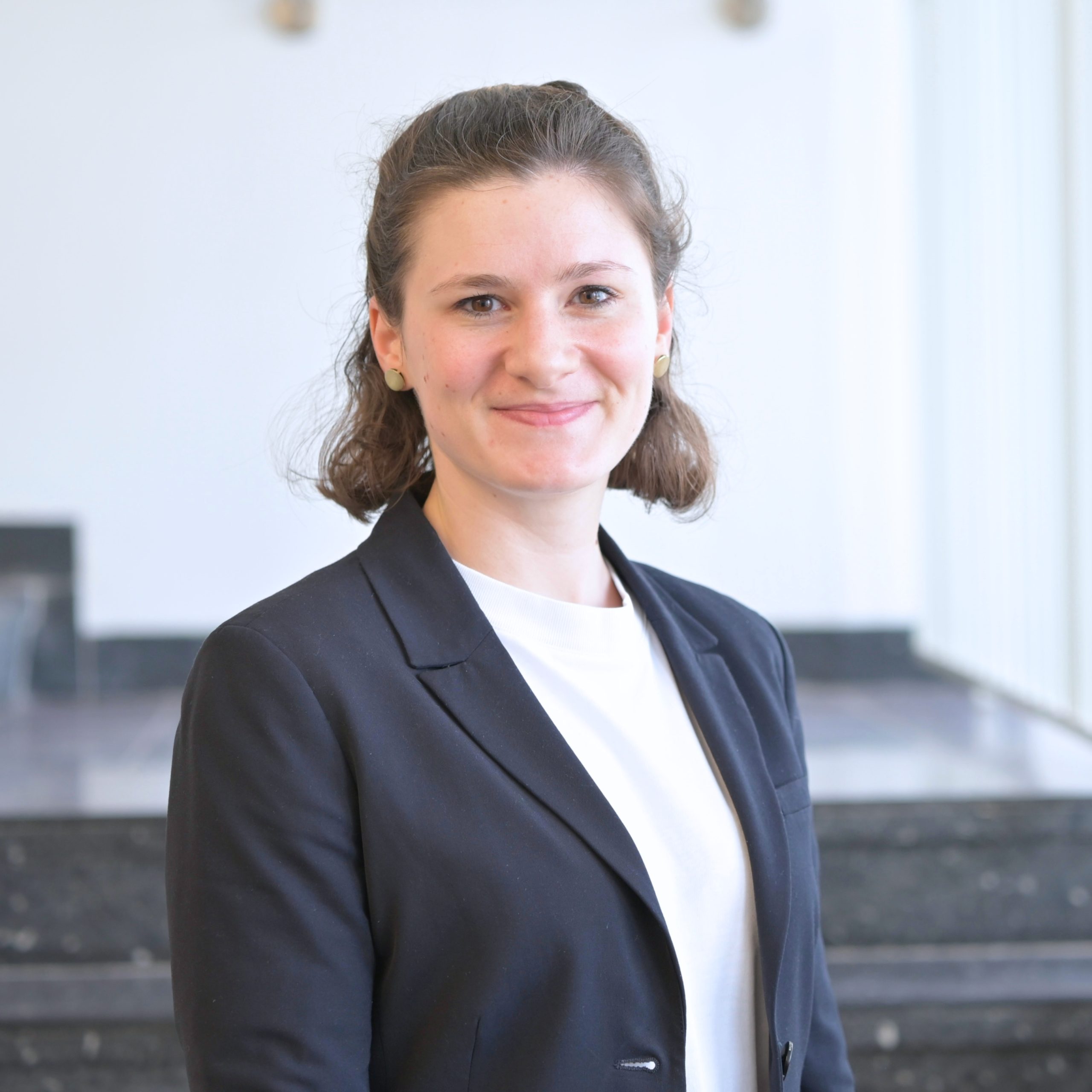 Dr. Laura Jung, MJur (Oxford), Maîtr. en Droit (Paris II)