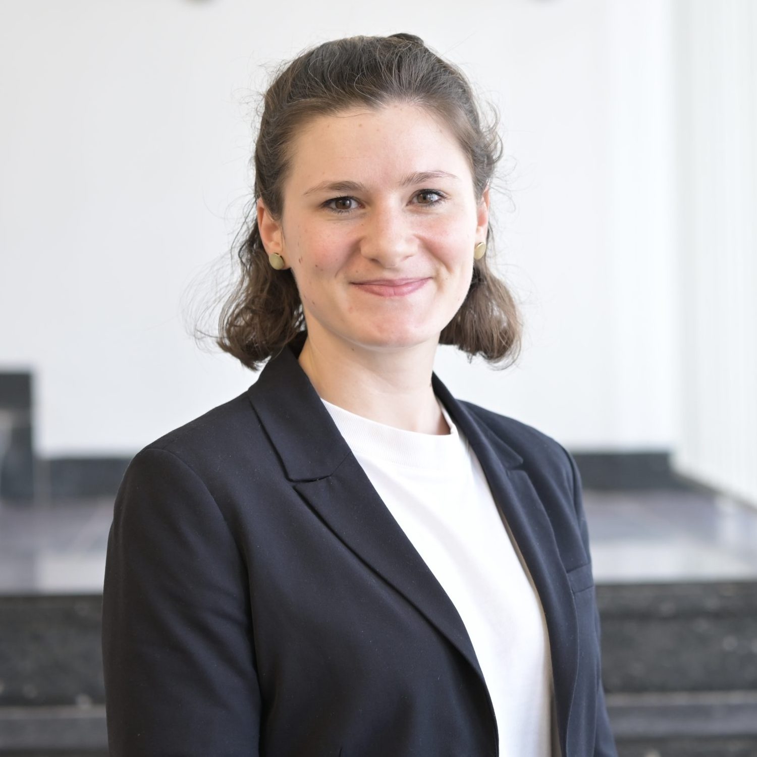 Dr. Laura Jung, MJur (Oxford), Maîtr. en Droit (Paris II)